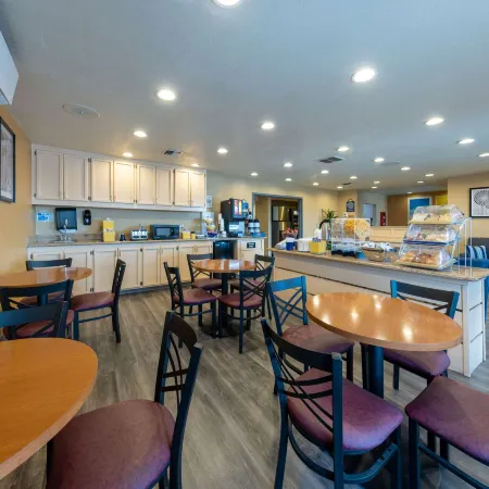 Days Inn by Wyndham Lathrop