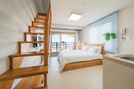 Jeju Dalbitgoun Pension Отели рядом с достопримечательностью «Geomunoreum»