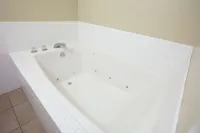 Ramada by Wyndham Odessa Near University of Texas Permian - Hot Tub