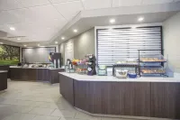 La Quinta Inn & Suites by Wyndham Jackson Airport - breakfast