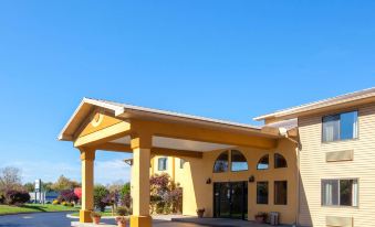 Super 8 by Wyndham Liverpool/Clay/Syracuse Area