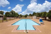Days Inn by Wyndham Savannah - Pools