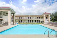 Days Inn by Wyndham Greensboro Airport - Motels