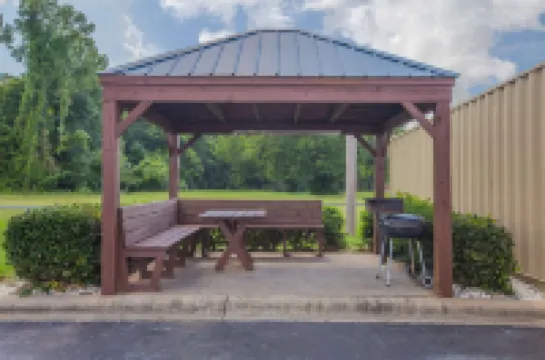 Days Inn & Suites by Wyndham Pine Bluff