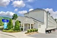 Microtel Inn & Suites by Wyndham Gatlinburg - parking