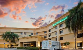 La Quinta Inn & Suites by Wyndham Miami Airport East
