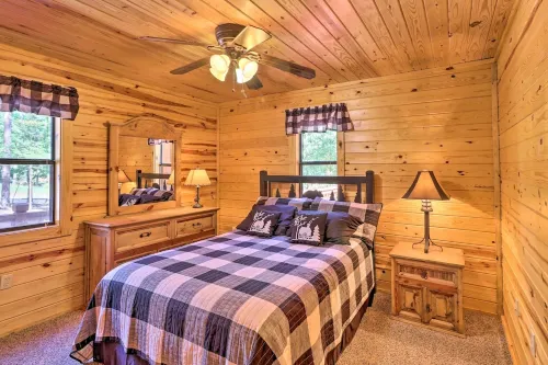 Peaceful Cabin w/ Deck + Scenic Mtn Views! - chambre d’hôtes