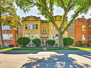 Historic Oak Park Apartment Near Dtwn Chicago