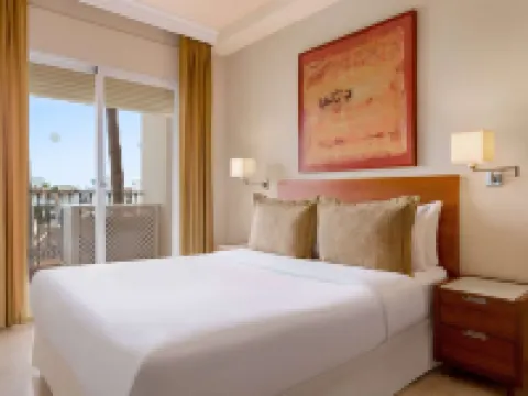 ラマダ  ホテル & スイーツ バイ ウィンダム コスタ デル ソル ミハスのホテル