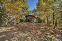 Pet-Friendly Cabin - 1 Mi from Fontana Lake! - balcony