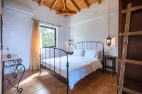 Chamaloni Cottages - balcony