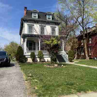 城市位置的2卧室私人維多利亞公寓，佔地半英畝，可容納5人 Hotel Exterior