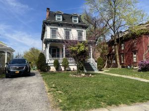 2Br Private Victorian Apartment in Convenient City Location on .5 Acre, Sleeps 5