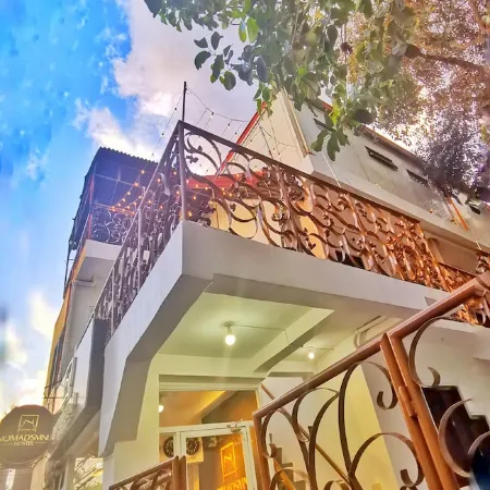 Nomadsmnl Hostel Отели рядом с достопримечательностью «Arista Place»