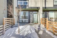Rooftop Deck and Hot Tub Walkable Denver Townhome