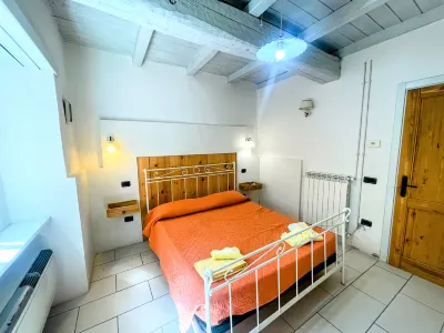 Apt 3. Infinity Pool, Extensive Grounds with Shrubs + Flowers, Jacuzzi. Sleeps 4