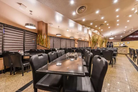 Best Western Marquis Inn  Suites Отели рядом с достопримечательностью «Cooke Municipal Golf Course»