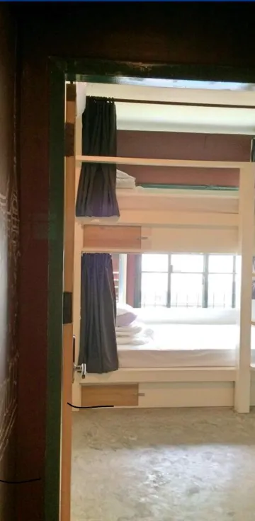 เตียงเดี่ยวในห้องพักรวมหญิงแบบ 6 เตียง