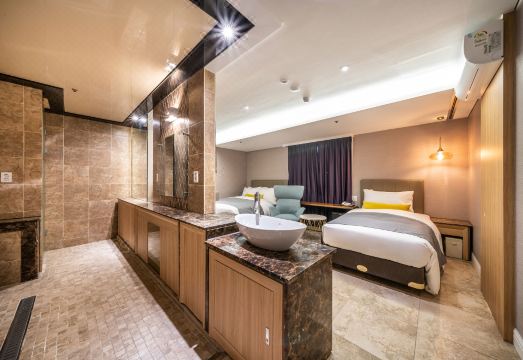 용산 호텔 이큐브의 넓은 객실과 편의시설