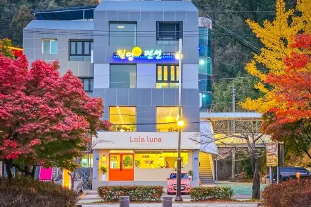 Andong Wolyeong Pension Отели рядом с достопримечательностью «Dosanseowon Confucian School»