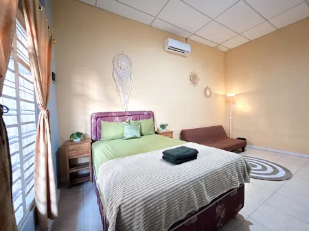 Rumah Boho - 3BR in the heart of Semarang Отели рядом с достопримечательностью «Централна джамия на Съмаранг»
