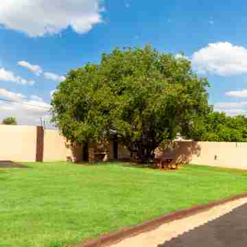 Meredale Lodge Hotel Exterior