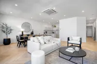 Luna's Lookout: Esplanade, Henley Beach Hotels in Henley Beach