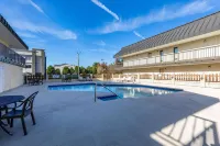 Days Inn by Wyndham Florence/I-95 North - Pools