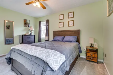 Blue Heron Cottage with Game Room, Deck and Hot Tub! Отели в г. Логан