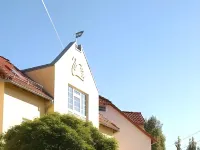 Hotel Weisser Schwan Hotel dekat Labyrinthplatz