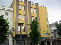 Hostal Tarrés Hotel dekat Magma - Centro Termal