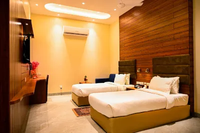 Hotel Cresent - Near Assi Ghat