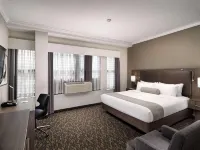 Best Western Plus Carlton Plaza Hotel Hôtels à proximité de : Maison Emily-Carr