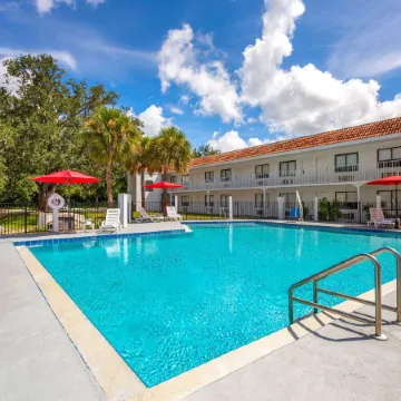 Travelodge by Wyndham Orlando Lake Buena Vista South Отели рядом с достопримечательностью «Парк аттракционов Олд-Таун»