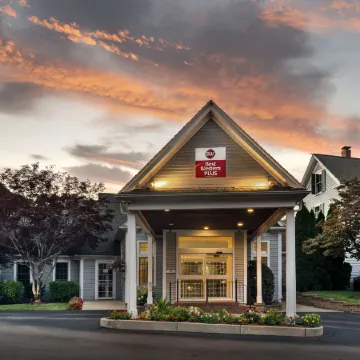 Best Western Plus Cold Spring Отели рядом с достопримечательностью «Plymouth Mayflower»