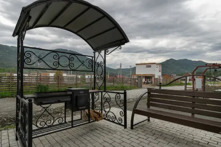 Olga Отели рядом с достопримечательностью «Дом Перевертыш»