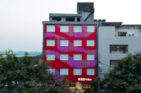 Hotel Redvibe-A Unit of RVS Groups فنادق في 