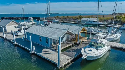 Tranquil! Amazing! Immaculate! Unique! Downtown!10 stars! Dock your boat!!