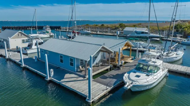 Tranquil! Amazing! Immaculate! Unique! Downtown!10 stars! Dock your boat!!