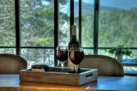 Treehouse Cabin w Mountain & River Views +Arcades +Hot Tub