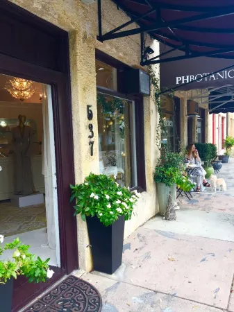 Downtown Sarasota Apartment in Historic Burns Square, South Side Walkable