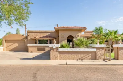 Spacious home! Heated pool, sundeck, and sports court Hôtels à : Alhambra