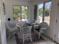 Oceanblock 4 bed / 4 full baths with Courtyard, Outdoor Shower, 2 Decks