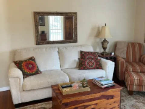 Adorable 2 Bedroom Cottage 3 blocks from downtown square ハリソンのホテル