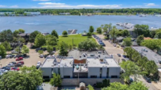 The Urban Coastal : Downtown Saugatuck - Cozy Condo with Lakeside Views