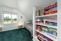 A cozy, private, pet friendly cabin that sleeps 6 guests with a hot tub