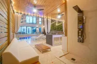 Design District Villa With POOL 10 Min from SB