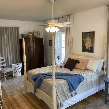 Oma's House on Orange  (Pet Friendly)