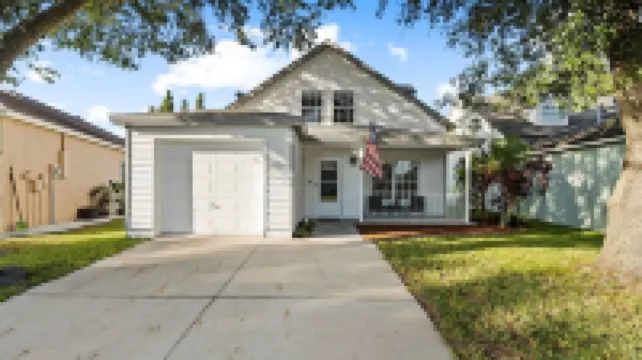 Serene 4BR Lakeside Retreat - Fire Pit & Comm Pool