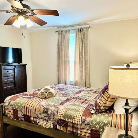 Private Waterfront Retreat – Cozy Fall/Winter Getaway • Hot Tub • Sauna •Firepit